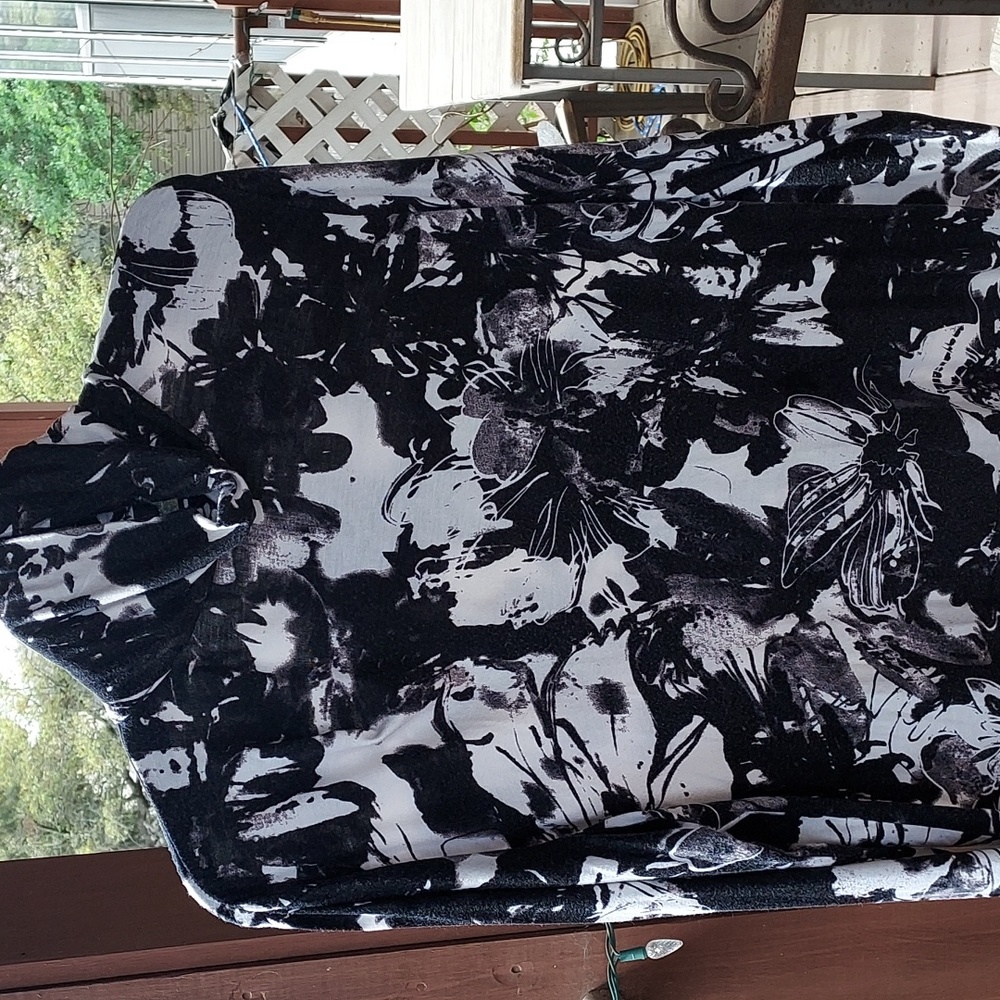 Dillard's INVESTMENTS , Size XL, 96% Rayon 4% Spandex,  high neck collar